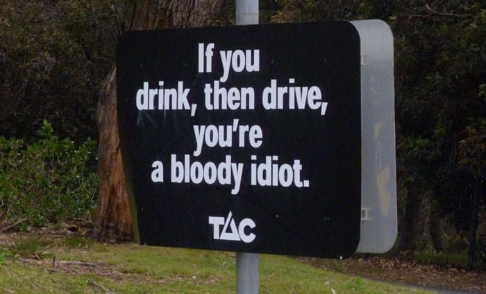 cartel de una carretera que habla sobre conducir bebido